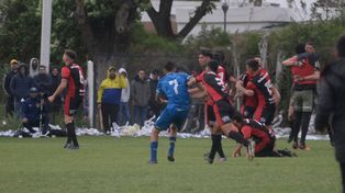 El momento en donde se inicia la batalla campal entre canallas y leprosos. (LA CAPITAL/Leonardo Vincenti)