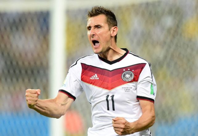 A Miroslav Klose le alcanzó un minuto para ser récord