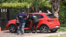 Efectivos de la Agencia de Investigación Criminal levantan rastros del auto de la mujer baleada. Efectivos de la Agencia de Investigación Criminal levantan rastros del auto de la mujer baleada.