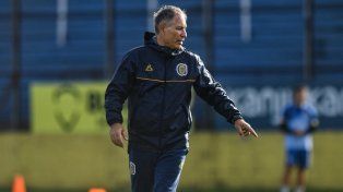 Ariel Holan analiza qué equipo poner en cancha ante Boca y si cambia el esquema.