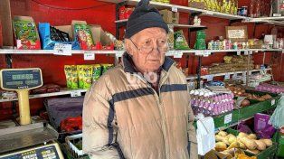 Hugo Schnell. El hombre de 81 años atiende aún su verdulería en barrio Guadalupe Oeste.