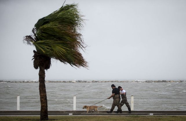 Vientos. Foster Adams pasea su perro con su amigo Bradley Strayer en la ciudad de Corpus Christi.