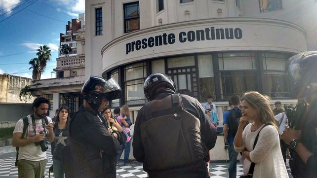 Policías en acción. Hubo tensión en e Museo de la Memoria.