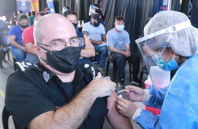 Con 840 dosis aplicadas en la ciudad, comenzó la vacunación al personal policial de calle