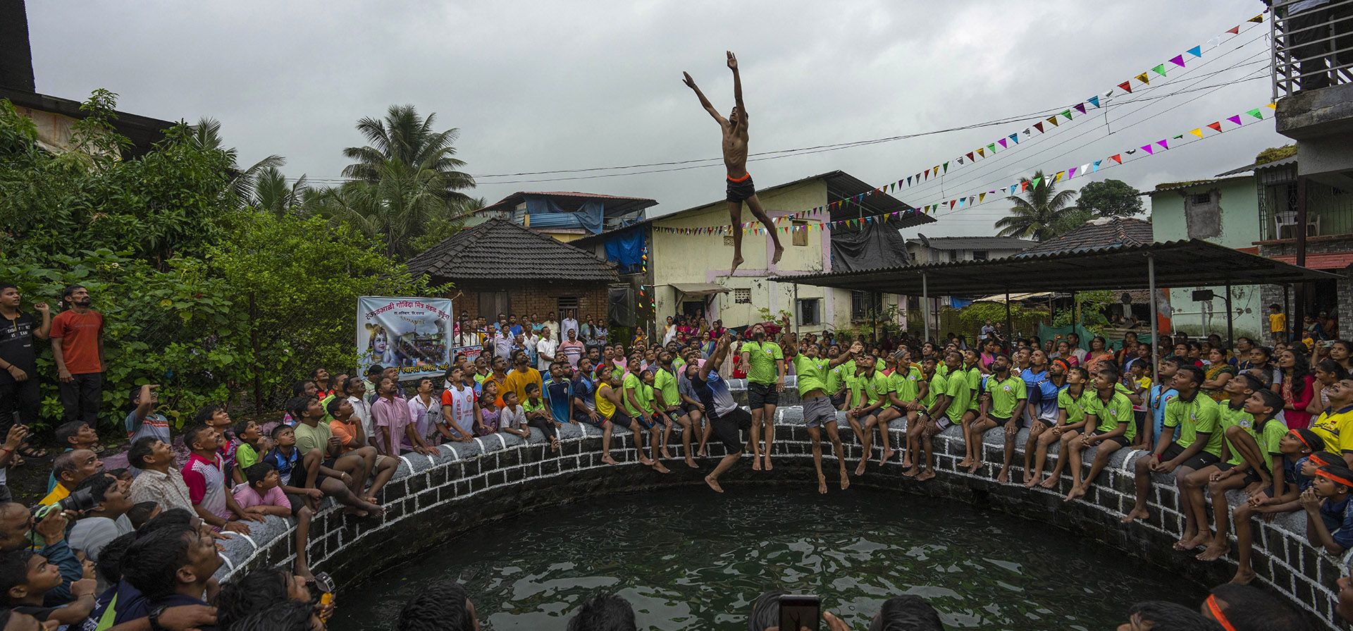 Un niño salta mientras intenta romper el Dahi handi, una vasija de barro llena de cuajada, que cuelga sobre un pozo, como parte del festival Janmashtami en la aldea de Kurdus, distrito de Raigad en el estado de Maharashtra, en el oeste de India, el jueves 7 de septiembre de 2023. (Foto AP/Rafiq Maqbool) Un niño salta mientras intenta romper el Dahi handi, una vasija de barro llena de cuajada, que cuelga sobre un pozo, como parte del festival Janmashtami en la aldea de Kurdus, distrito de Raigad en el estado de Maharashtra, en el oeste de India, el jueves 7 de septiembre de 2023. (Foto AP/Rafiq Maqbool)