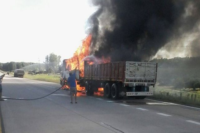 Ruta 14: Se incendió un camión que transportaba una mudanza