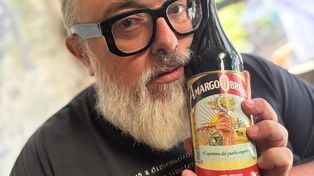 Alex de la Iglesia junto a una botella de Amargo Obrero