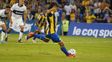 Ignacio Malcorra y la pose inconfundible para darle a la pelota en el punto penal. La viene metiendo seguido en Central, aunque para alcanzar a Bauza le falta.