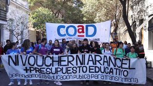 Cinco cuadras de marcha contra los vouchers en educación pública que propone Javier Milei