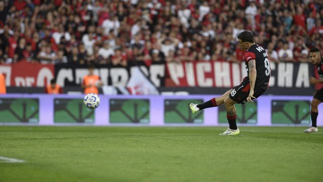 Se le abrió el arco. El Colo Ramírez facturó de penal el 1 a 1 parcial