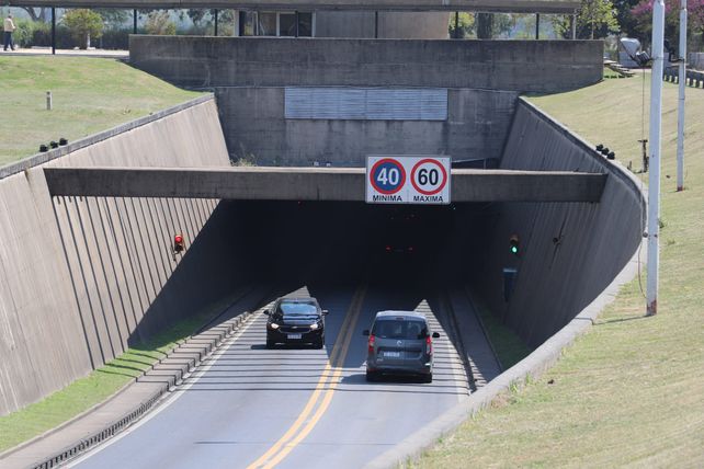 únel Subfluvial: advierten por calzada húmeda por la lluvia y desvíos en los accesos en Santa Fe.