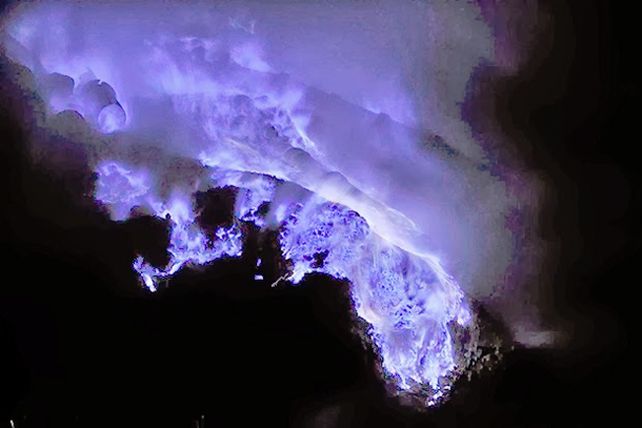Un volcán de Indonesia escupe lava color azul