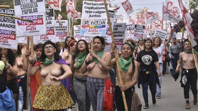 Militantes feministas desfilan en cueros por Trelew.