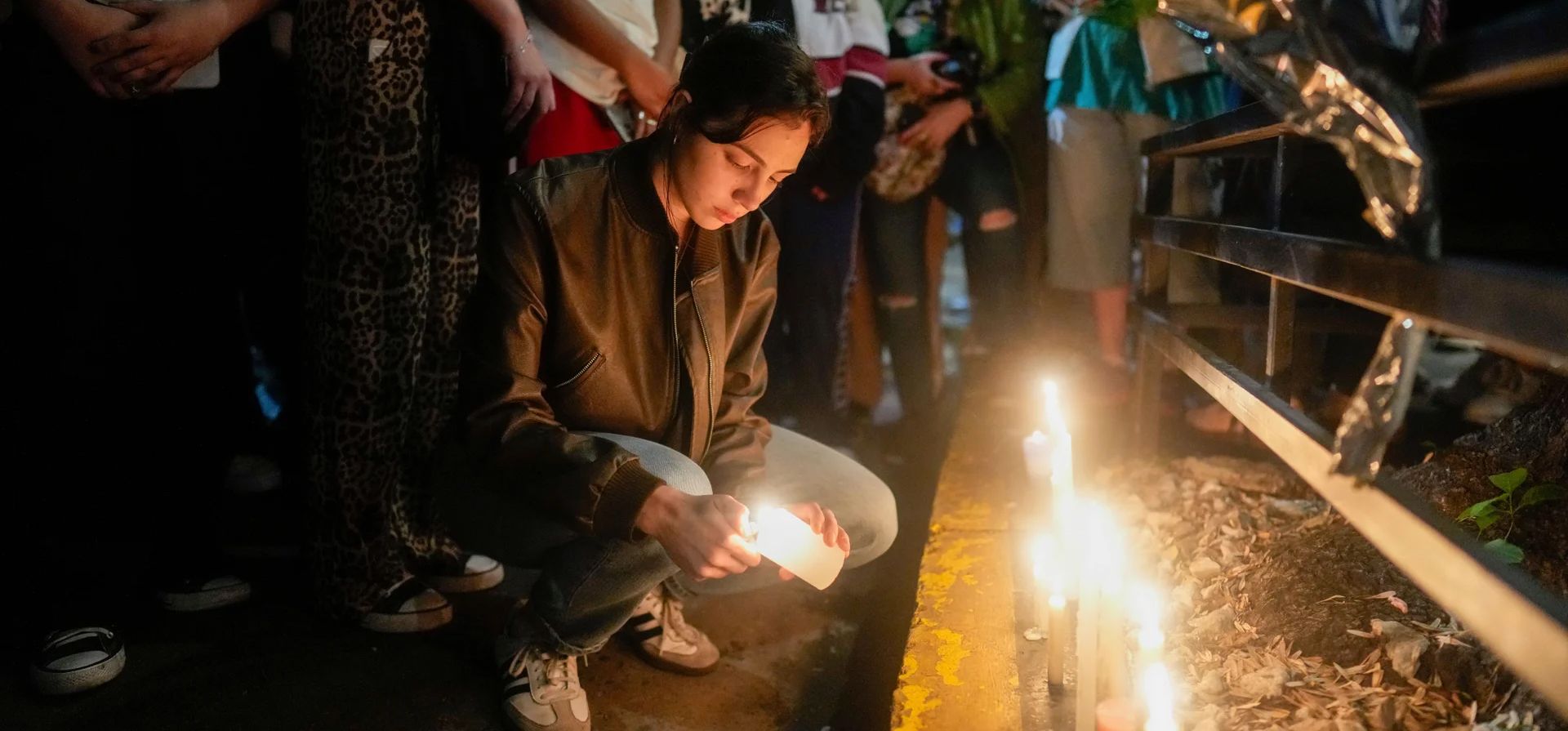 Fans encienden velas afuera del hotel donde el ex cantante de One Direction, Liam Payne, fue encontrado muerto, Buenos Aires, Argentina. Fotografía: Natacha Pisarenko/AP Fans encienden velas afuera del hotel donde el ex cantante de One Direction, Liam Payne, fue encontrado muerto, Buenos Aires, Argentina. Fotografía: Natacha Pisarenko/AP