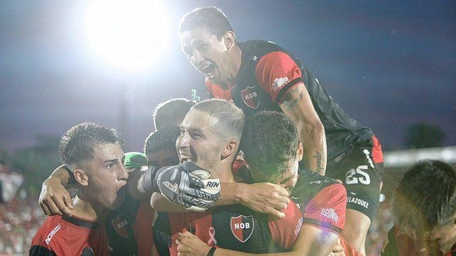 Newells festejó en Rosario ante su gente.