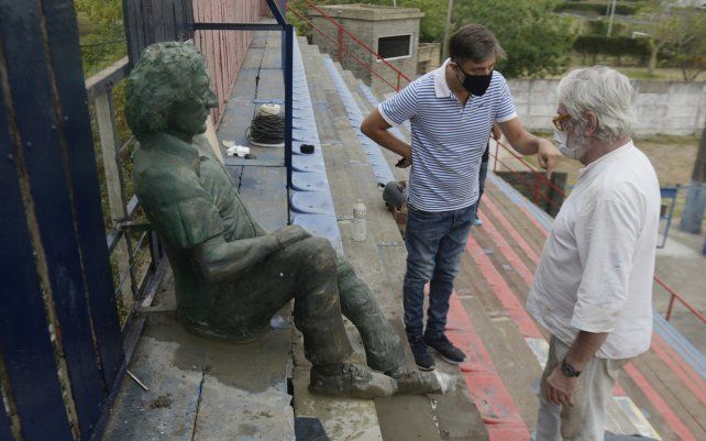 El Trinche Carlovich ya tiene su estatua en la tribuna del estadio de Central Córdoba