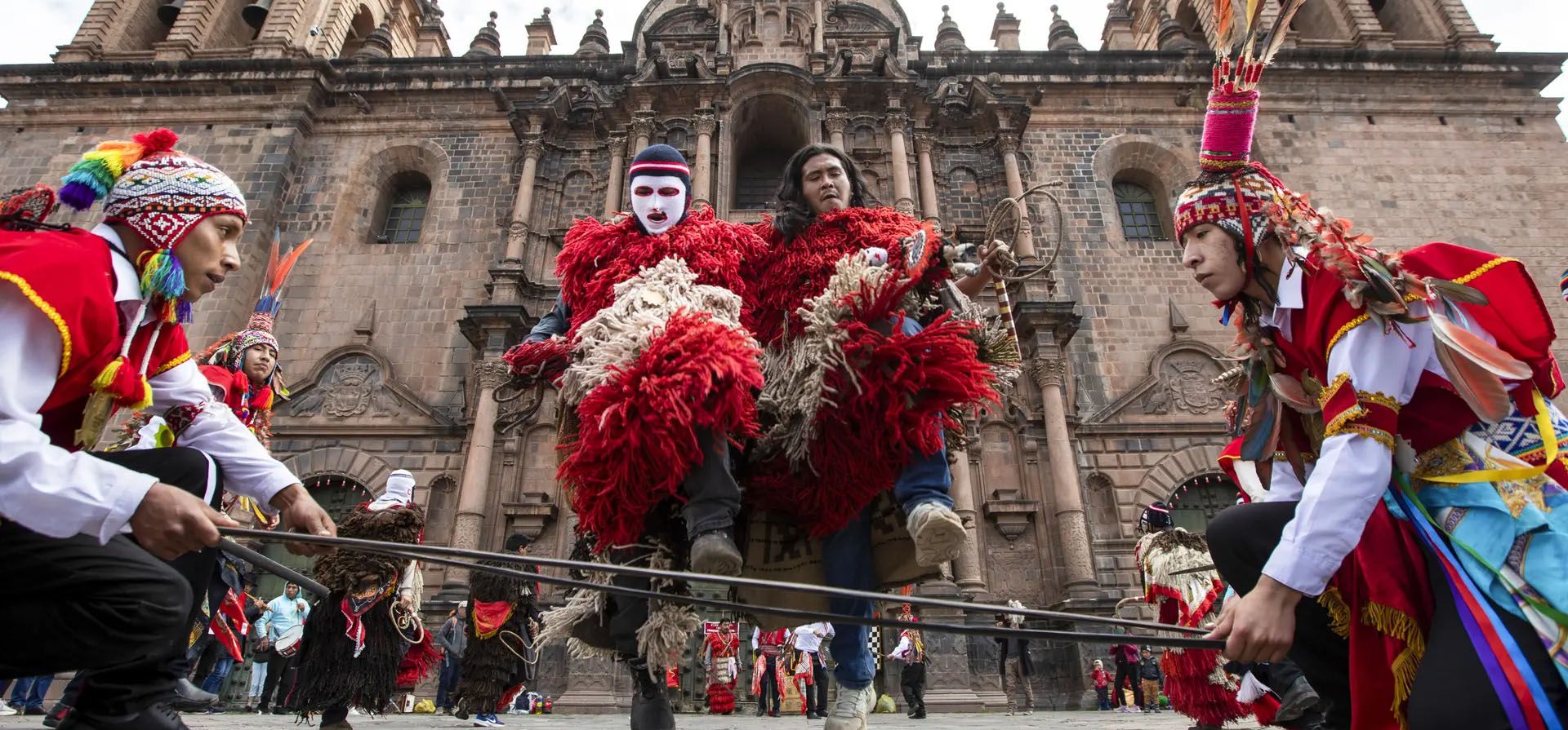 Cusco, Perú. Artistas y bailarines actúan en el festival de Qhapaq Raymi (solsticio de verano). Fotografía: Agencia Anadolu/Getty Images