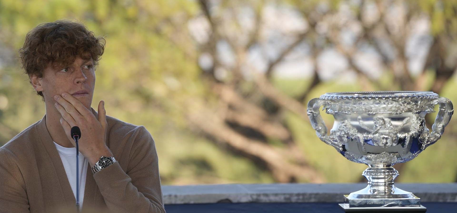 El tenista italiano Jannik Sinner habla frente al trofeo del Abierto de Australia que ganó el domingo durante una conferencia de prensa en Roma, el miércoles 31 de enero de 2024. Sinner, de 22 años, fue el primer italiano en ganar el Abierto de Australia, y es el primer título de Grand Slam de su carrera. (Foto AP/Gregorio Borgia) El tenista italiano Jannik Sinner habla frente al trofeo del Abierto de Australia que ganó el domingo durante una conferencia de prensa en Roma, el miércoles 31 de enero de 2024. Sinner, de 22 años, fue el primer italiano en ganar el Abierto de Australia, y es el primer título de Grand Slam de su carrera. (Foto AP/Gregorio Borgia)