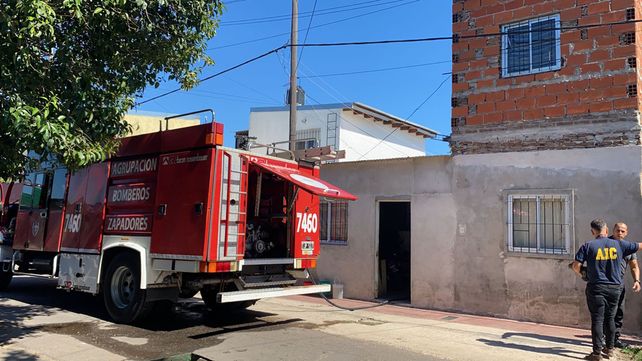Bomberos Zapadres trabajan en Lavallén al 2700