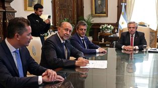 El gobernador Perotti firma el convenio junto al ministro de Economía, Sergio Massa, y el presidente Alberto Fernández y el embajador kuwuaití.