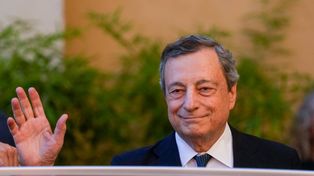 El premier Mario Draghi está recibiendo un gran respaldo social. La alternativa a su continuidad es ir a elecciones en medio de la crisis internacional.&nbsp;