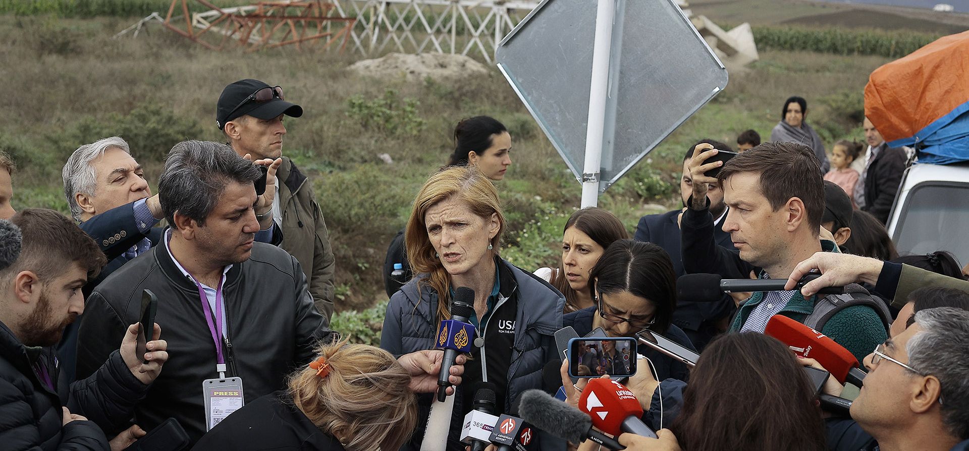 Samantha Power, administradora de la Agencia de Estados Unidos para el Desarrollo Internacional (centro), habla con periodistas en Kornidzor, región de Syunik, Armenia, el martes 26 de septiembre de 2023. Miles de armenios han abandonado Nagorno-Karabaj después de que el ejército azerbaiyano recuperara el control total de la ruptura región la semana pasada. (Foto AP/Vasily Krestyaninov) Samantha Power, administradora de la Agencia de Estados Unidos para el Desarrollo Internacional (centro), habla con periodistas en Kornidzor, región de Syunik, Armenia, el martes 26 de septiembre de 2023. Miles de armenios han abandonado Nagorno-Karabaj después de que el ejército azerbaiyano recuperara el control total de la ruptura región la semana pasada. (Foto AP/Vasily Krestyaninov)