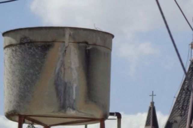 Imagen de la Virgen en un tanque de agua causa conmoción en Carcarañá
