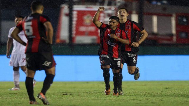 Defensores de Belgrano dio el golpe y eliminó a Barracas Central.