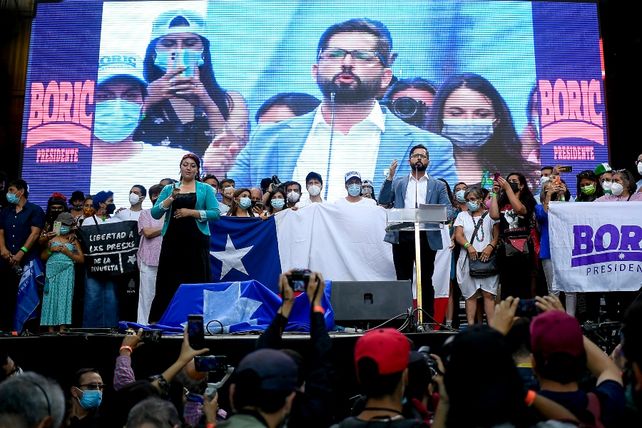Chile opta por Boric o Kast en un balotaje inédito en su era democrática