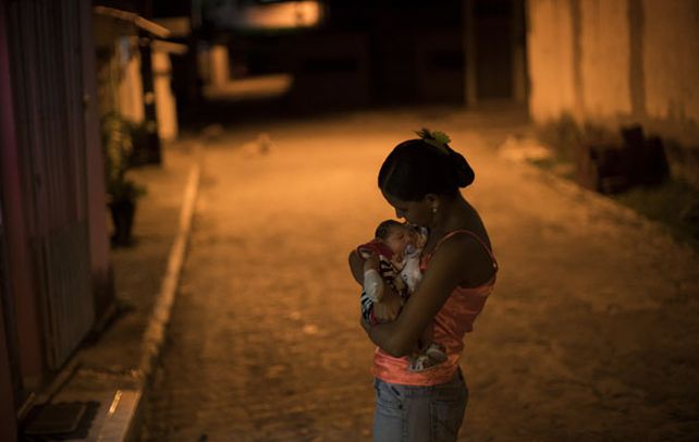 Penumbra. Daniele Ferreira Dos Santos sostiene a su hijo Juan Pedro