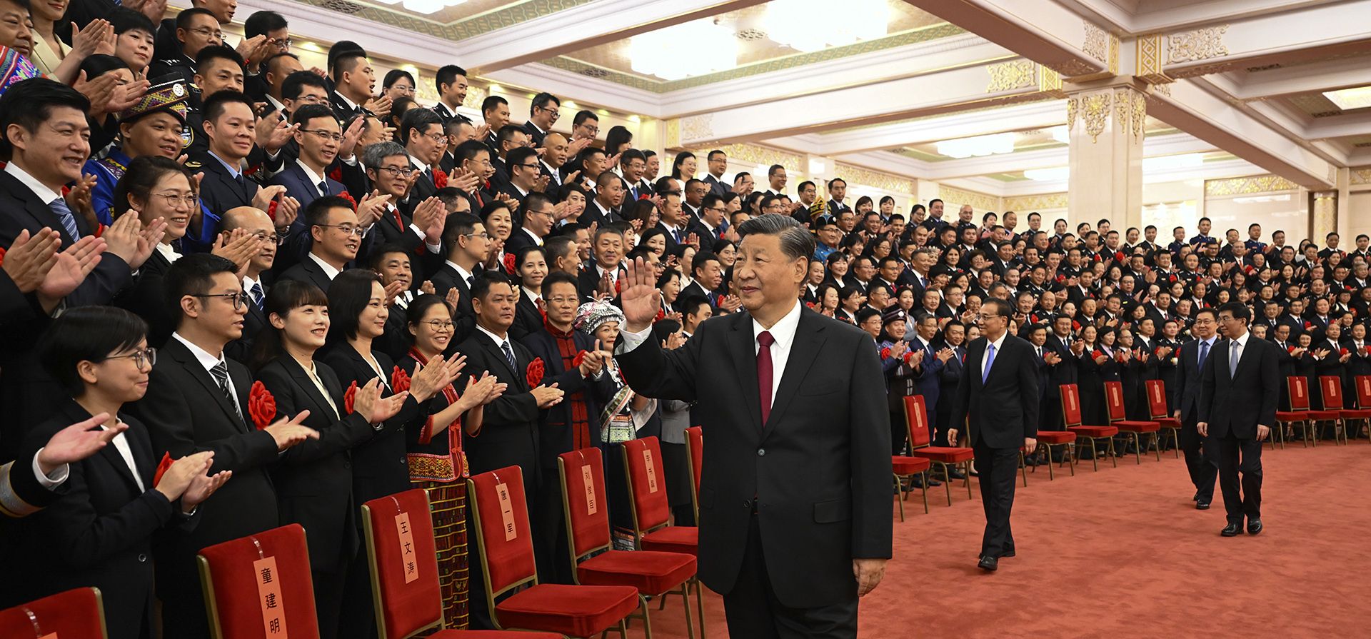 El presidente chino, Xi Jinping, en el centro, y su primer ministro, Li Keqiang, en el centro a la derecha, se reúnen con representantes de funcionarios públicos modelo durante una ceremonia de premiación nacional celebrada en el Gran Palacio del Pueblo en Beijing el martes. 30 de agosto de 2022.
