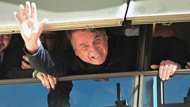 El ex presidente de Brasil Jair Bolsonaro arribó al país para participar el domingo de los actos de asunción presidencial de Javier Milei.&nbsp;