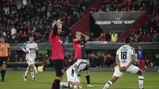 Newells lo pudo perder, al final casi lo gana y en la agonía se lo terminaron empatando