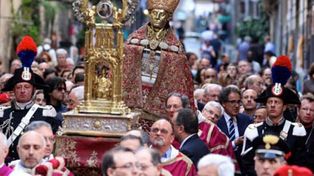 Miles de napolitanos le disputan a la Iglesia el tesoro de San Jenaro