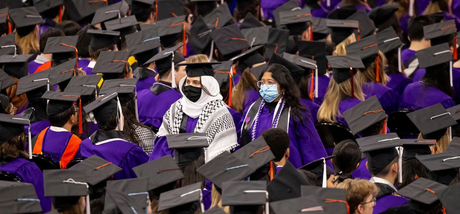 Dos graduados salen en silencio en apoyo a los palestinos durante la ceremonia de graduación de la Universidad Northwestern en el United Center, Chicago, Estados Unidos. Fotografía: Brian Cassella/AP Dos graduados salen en silencio en apoyo a los palestinos durante la ceremonia de graduación de la Universidad Northwestern en el United Center, Chicago, Estados Unidos. Fotografía: Brian Cassella/AP