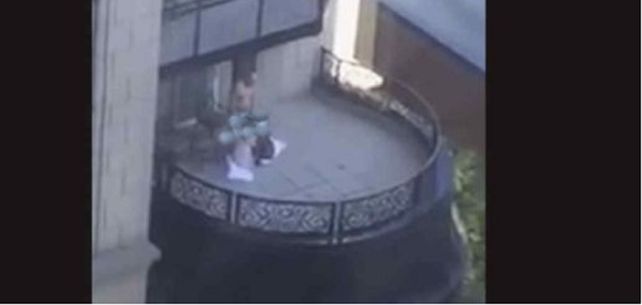 Video: filman a dos mujeres dándole sexo oral a un hombre en un balcón