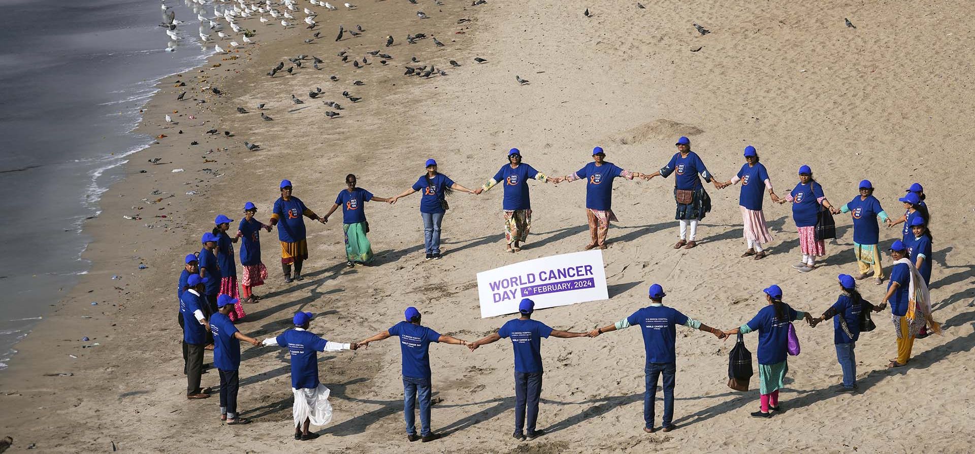 Pacientes con cáncer y cuidadores del Hospital P. D. Hinduja forman una cadena humana en una playa junto al edificio del hospital para crear conciencia sobre el cáncer antes del Día Mundial contra el Cáncer en Mumbai, India, el viernes 2 de febrero de 2024. El Día Mundial contra el Cáncer anual está marcado el 4 de febrero. (Foto AP/Rajanish Kakade) Pacientes con cáncer y cuidadores del Hospital P. D. Hinduja forman una cadena humana en una playa junto al edificio del hospital para crear conciencia sobre el cáncer antes del Día Mundial contra el Cáncer en Mumbai, India, el viernes 2 de febrero de 2024. El Día Mundial contra el Cáncer anual está marcado el 4 de febrero. (Foto AP/Rajanish Kakade)