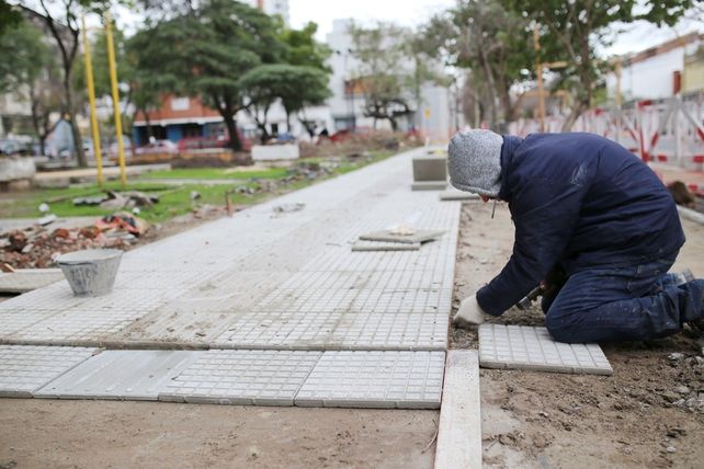 Avanzan los trabajos de puesta en valor de la plaza Pueyrredón
