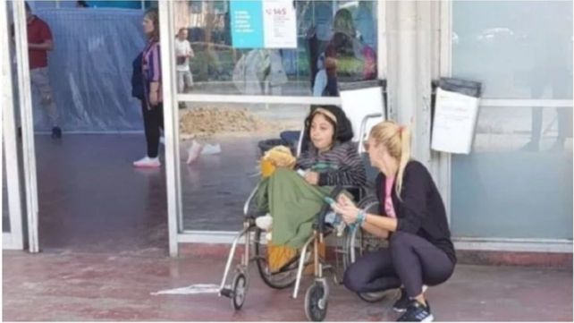 La joven con discapacidad que fue abandonada por su novio en la terminal de micros de Santa Fe. (Foto: Diario UNO Santa Fe).