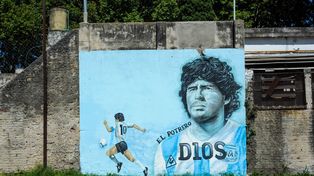 El diez y la pelota. Mural dedicado a la memoria de Maradona en la canchita de fútbol de las vías del tren, en Mendoza y Paraná.
