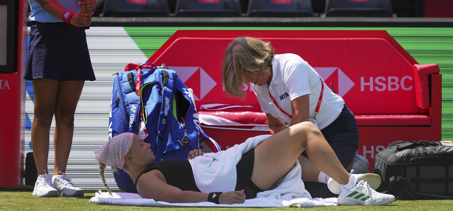 La rusa Diana Shnaider recibe un gran tratamiento en un descanso antes de jugar contra Madison Keys de Estados Unidos en un partido de cuartos de final individual femenino en el campeonato de tenis sobre césped del Queens Club en Londres, el viernes 13 de junio de 2025. (Foto AP/Joanna Chan) La rusa Diana Shnaider recibe un gran tratamiento en un descanso antes de jugar contra Madison Keys de Estados Unidos en un partido de cuartos de final individual femenino en el campeonato de tenis sobre césped del Queens Club en Londres, el viernes 13 de junio de 2025. (Foto AP/Joanna Chan)