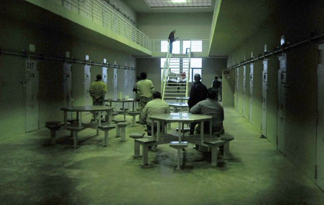 La mayoría de los presos alojados en el penal de Piñero pasan los días encerrados en los pabellones sin realizar ninguna de las pocas actividades que el Estado les ofrece en el presidio.