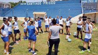 El plantel de fútbol femenino del club Argentino de Rosario publicó una carta en sus redes sociales para anunciar su renuncia a la representación de la institución. El equipo se encontraba en búsqueda del ascenso de la primera B nacional de la Asociación de Fútbol Argentino.