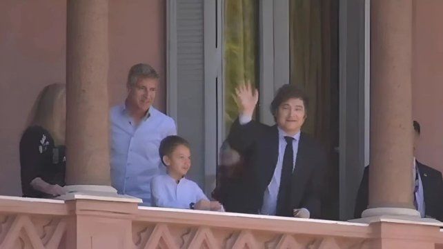 Martín Palermo y el Presidente en el balcón de la Casa Rosada.