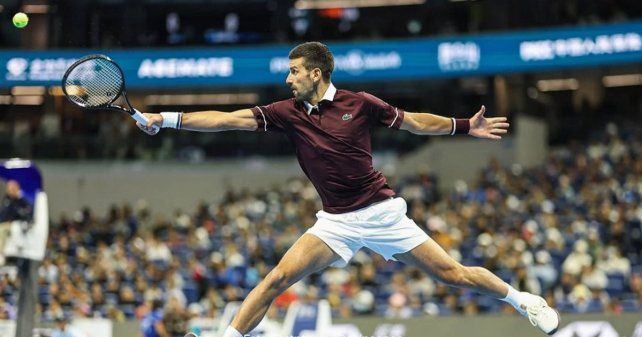 Djokovic llegó a la final de Beijing tras una insólita descalificación de Medvedev