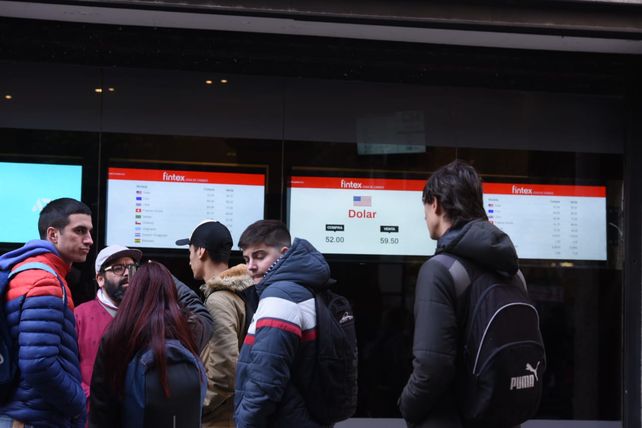 El dólar cerró a 59,5 en la city rosarina tras una jornada marcada por la tensión