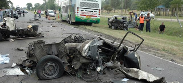 Coronel Brandsen: cinco muertos al chocar un &oacute;mnibus, un cami&oacute;n y dos autos
