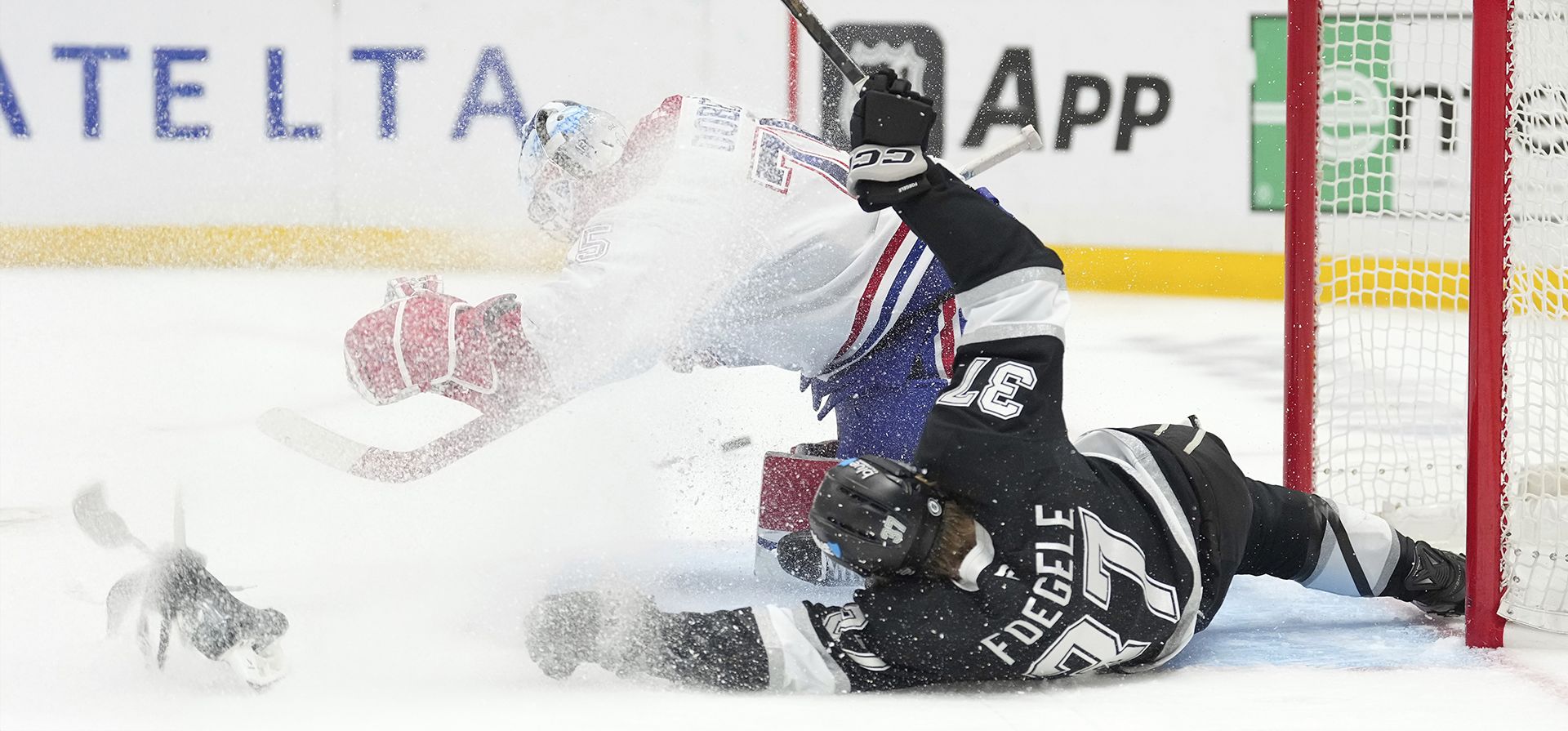 El portero de los Montreal Canadiens, Jakub Dobes (izquierda), detiene un disparo mientras el extremo izquierdo de los Los Angeles Kings, Warren Foegele (derecha), cae tras ser derribado por el defensa Logan Mailloux, lo que resultó en un penalti con el que Foegele anotó durante el segundo período de un partido de hockey de la NHL, el miércoles 5 de febrero de 2025, en Los Ángeles. (Foto AP/Mark J. Terrill) El portero de los Montreal Canadiens, Jakub Dobes (izquierda), detiene un disparo mientras el extremo izquierdo de los Los Angeles Kings, Warren Foegele (derecha), cae tras ser derribado por el defensa Logan Mailloux, lo que resultó en un penalti con el que Foegele anotó durante el segundo período de un partido de hockey de la NHL, el miércoles 5 de febrero de 2025, en Los Ángeles. (Foto AP/Mark J. Terrill)