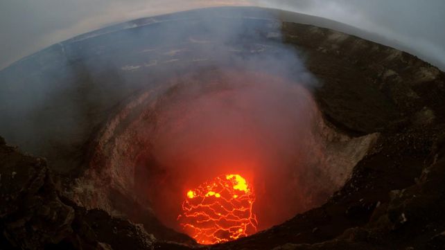 Dramáticas imágenes de la lava del volcán Kilauea avanzando por calles y casas de Hawai