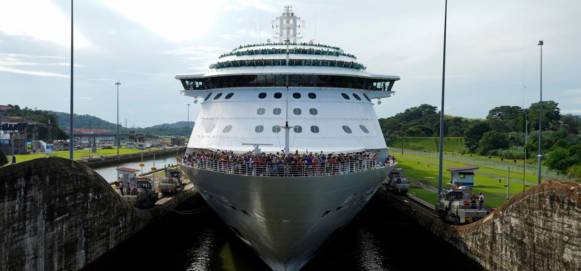 El crucero Brilliance of the Seas ingresa a las Esclusas de Miraflores, Canal de Panamá, Panamá. Fotografía: Enea Lebrun/Reuters El crucero Brilliance of the Seas ingresa a las Esclusas de Miraflores, Canal de Panamá, Panamá. Fotografía: Enea Lebrun/Reuters